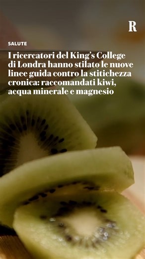 Un po’ di movimento e attenzione alla dieta, prediligendo alimenti ricchi di fibre e tanta acqua. Sono queste le indicazioni principali che tutte le persone che soffrono di stitichezza si sono sentite dire per cercare di risolvere il problema. Consigli validi? Sì e no, secondo i ricercatori del King’s College di Londra che, terminata la revisione sistematica degli studi in merito, hanno stilato delle nuove linee guida: sì a kiwi e prugne disidratate in abbondanza tutti i giorni, a tanta acqua mi