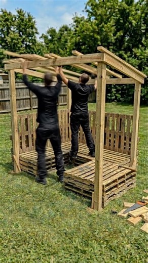 DIY Pallet Garden Lounge Build – From Simple Pallets to a Cozy Backyard Retreat