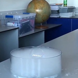 An interesting and somewhat sticky experiment - carbon dioxide and a soap bubble 🫧 | Physics is Fun 2