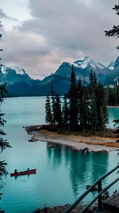 Who’s bringing you on this amazing National Park road trip? 🚐🌲 SEND THIS TO YOUR TRAVEL BUDDY who’s ready for an adventure of a lifetime! Itinerary Details: Grand Teton, Wyoming: Kick off your roadtrip with jaw-dropping views of the Teton Range, crystal-clear lakes, and endless trails. Yellowstone, Wyoming: Explore bubbling geysers, vibrant hot springs, and the iconic Old Faithful. Don’t forget to keep an eye out for bison casually crossing the road and flexing for the ‘gram. Glacier, Montana:
