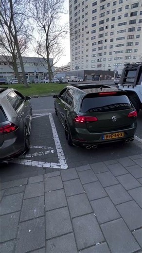 REV BATTLE 🏁 VW Golf 7.5 R vs GTI @garagetcs #vwgolf #golf7 #golfr
