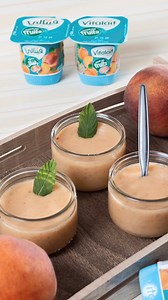 Recette de Mousse à la Pêche ! 😋🥃 المكونات 3 pêches 60g de sucre 1 blanc d’œuf 1 pot de yaourt aux fruits pêche abricot طريقة التحضير Coupez les pêches en morceaux. Ajoutez le sucre dans un bol avec les morceaux de pêche. Mixez les pêches jusqu'à obtenir une purée lisse. Incorporez le blanc d’œuf. Ajoutez le pot de yaourt aux fruits pêche-abricot et mélangez le tout avec un batteur. Répartissez la mousse dans des verrines. Laissez reposer au réfrigérateur pendant au moins 2 heures, ou jusqu'à 