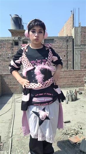 oli kukis, aufit wachafo wachafista super kiut👁👁👁🌸,les invite cordialmente 🧘‍♀️ a ver cada detallito, se me hiso tardee 😭 aufit: paleta de color: 🖤🐦‍⬛🩷🌸 inspiracion: me compre unas prendiste en una feria y quise hacerle un aufit ademas de que siempre kiae hacer un aufit de estos colores🤤 meik ap: use una dombrira de brillitos rositas y tmb me lo puse en la nariz y el clasico deliniado asi super kukancio🦄👽🌸 cantidad de capaz: parte de abajo: 3 parate de arriba: 3 ocacion: ir a pasea