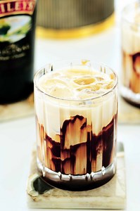 Mudslide Cocktail Recipe - The Anthony Kitchen