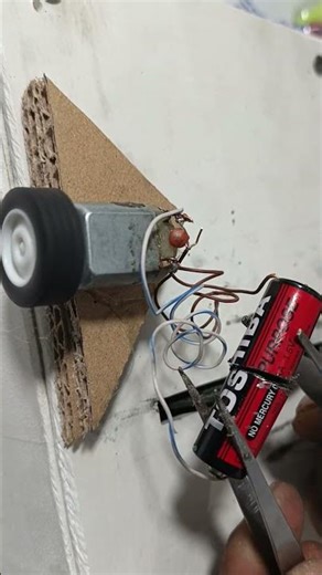 What Happens When You Cut a 1.5V Battery and Start a DC Motor? ⚡🔋 #experiements #dcmotor #diy