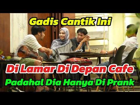 Gadis Cantik Ini Di Lamar Di Depan Cafe Padahal Dia Hanya Di Prank