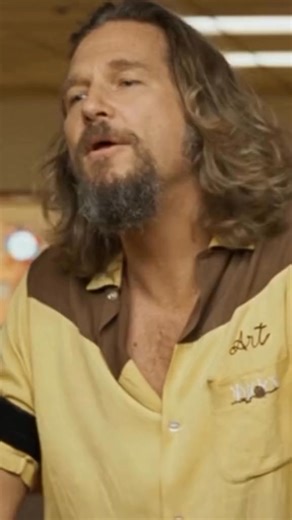 Hoy celebramos a Jeff Bridges y a su legendario “The Dude” 🕶️🍹 Rescatamos una de las escenas más icónicas de ‘El gran Lebowski’ (1998), cuando El Nota le suelta a Sam Elliott la frase que lo inmortalizó: “The Dude abides” 💬 76 años y sigue siendo la calma personificada, el espíritu del relax absoluto y una leyenda viva del cine. Desde ‘Tron’ hasta ‘Corazón rebelde’, pasando por este clásico de los Coen, Bridges nos ha dado personajes que nunca olvidaremos 🎬✨ #JeffBridges #ElGranLebowski #The