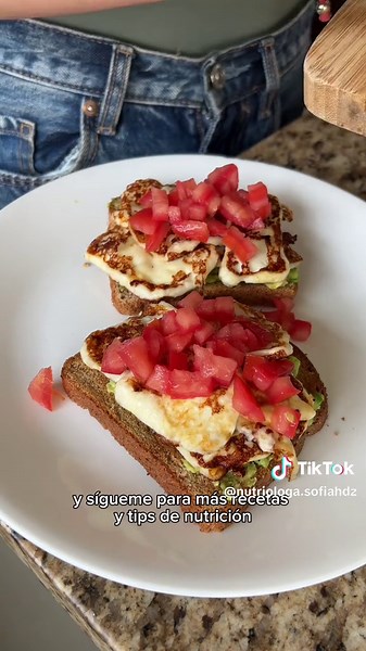 Si no sabes qué cenar hoy AQUÍ te dejo una idea de Avo Toast diferente que te va a encantar.🥑🙌🏼 Te tardas MENOS de 10min en prepararlo y está lleno de nutrientes🤩 solo necesitas:👇🏼 - Pan integral (también puede ser de masa madre o tu pan preferido) - Queso panela bajo en grasa - Tomate picadito - Aguacate - Una pizca de para sazonar el aguacate Empiezas picando tu queso panela en láminas y lo vamos a dorar en un sartén. Después vamos a moler el aguacate y se lo untamos al pan tostado. Agre