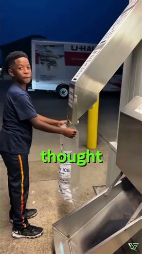 This Kid’s First Time Using an Ice Machine Didn’t Go as Expected 😆