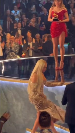 Taylor Swift presents Beyoncé Grammy for best country album