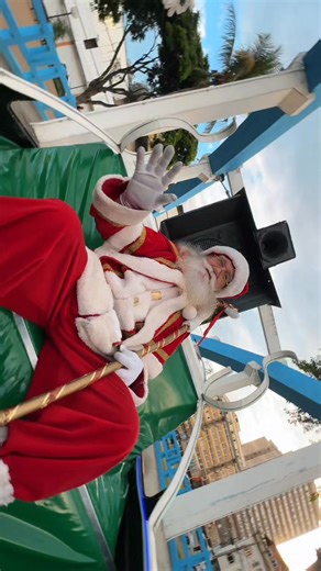 Prefeitura de Barra Mansa on Instagram: "✨♥️ Um encontro que toca o coração! Pelas ruas da cidade, Papai Noel percorreu Barra Mansa em seu trenó 🛷🎄 e foi recebido com sorrisos 😄, acenos 👋 e olhares cheios de brilho ✨. Cada gesto, cada abraço 🤗 e cada momento de magia ✨ mostrou a alegria do Natal, unindo as pessoas e espalhando esperança, amor e encantamento por toda a cidade. 🎅💫 Que essa emoção continue iluminando nossas famílias neste Natal. 🌟🏡 #NatalEmBarraMansa 🎄 #MagiaDeNatal ✨ #Em