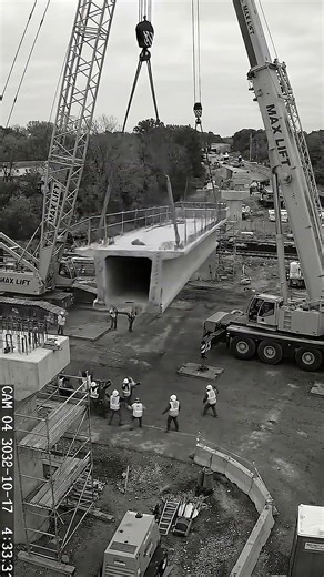 Seconds Before Disaster: Crane Cable Snaps During Bridge Segment Lift Operation #construction