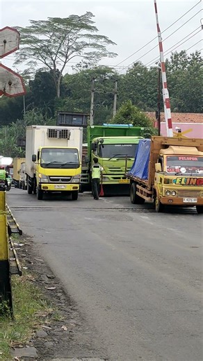 Pengemudi berlomba menerobos palang
