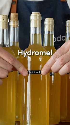 La Boisson des Dieux - L’Hydromel 🍺 La recette est dans le nom : Hydro Mel -> de l’eau et du miel 🙂 Ingrédients : 300g de bon miel pour 1 litre d’eau. On laisse l’eau du robinet une nuit à température ambiante pour que le chlore qu’elle contient s’évapore. Ensuite on ajoute notre miel, on mélange, on couvre d’un tissu et va laisser 1 semaine à température ambiante le temps que la fermentation se lance. Il faut mélanger idéalement 2 fois par jour pour bien mélanger les levures sauvage qui se dé