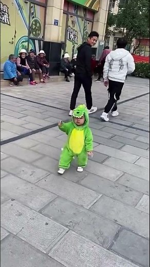 👶 Baby Clothing & Feeding Essentials 2025 | Cute Baby Fashion with Mom 💕