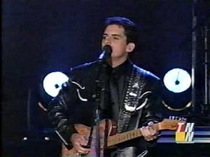 Brad Paisley - Wrapped Around (LIVE)