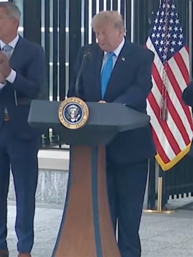 El presidente de Estados Unidos, Donald Trump, afirmó que su administración reforzó los requisitos de dominio del inglés para conductores de camiones, retiró de circulación a miles de operadores que no cumplían con esa condición y canceló licencias comerciales emitidas, según dijo, de manera ilegal a migrantes irregulares. Añadió que esas vacantes serán ocupadas por veteranos estadounidenses. #Latinus #InformaciónParaTi