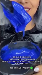 🔵 Cambio de color con #CrazyAzul fácil de aplicar en casa 💙💙 💡 Recuerda que Crazy Colors son tonos fantasías que se van con las lavadas y para aplicarlos es importante tener una base bien aclarada, nivel 10 de decoloración que te permitirá lucir el tono deseado 🔹 Pasó 1: Muy importante preparar tu base. Si tiene ya una decoloración o base clara aplica Crazy Colors y si tienes cabello obscuro es necesario realizar una decoloración a base blanca 🔹 Aplica el sachet de coloración Crazy directa