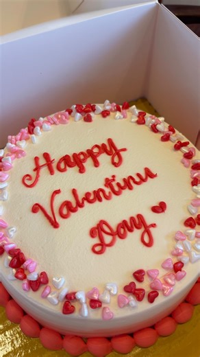 Need a budget friendly cake as a gift this Valentine’s day? @rosebakeshopphofficial ‘s Dulce Amore Cake is finally here! 🏷️ ₱449 Verdict: Not too sweet; taste-wise, ok na sya for ₱449 especially if you’re on a budget but don’t want quality to be compromised. I personally enjoyed eating this especially paired with their hot spanish latte 👉👈 Now available at 190 branches nationwide and up to February 28, 2026. #RoseBakeshop #DavaoInfluencer #DavaoContentCreator #Valentines #DavaoCity | DiscovDa