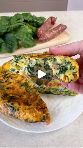 Isabel De Simone on Instagram: "Questa frittata di pasta è favolosa! 😍😋Basterà un solo boccone per essere travolti dal suo prelibato sapore #evedichetimangi ‼️ Ingredienti per una padella da 24 cm 200 g tagliatelle all’uovo secche 6 Uova (grandi) 200 g spinaci 120 g fontina 80 g salsiccia stagionata 50 g formaggio grattugiato q.b.Olio extravergine d’oliva q.b.sale q.b.Pepe nero 200 g passata di pomodoro #frittata #piovonoricette #sogood"
