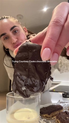 APPROVED ✅ @Courtney Cook is a genius 🤝🏻 #courtneycooks #chocolateweetabix #recipe #snacks #yum