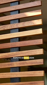 Conosci le caratteristiche dell'IROKO? È un legno che costa molto di più del Teak però è ugualmente molto resistente agli agenti atmosferici e all'umidità. Si lavora facilmente, rendendolo adatto a diversi progetti di falegnameria. Ha un colore caldo che varia dal giallo dorato al marrone scuro, con una texture uniforme. Se vuoi conoscere le caratteristiche di altri legni per scegliere quello giusto per il tuo progetto allora sfoglia la XILOTECA. La guida definitiva che ti aiuta a scegliere il l