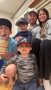 299K views · 17K reactions | Cuando tus hijos Chamitos Gringos  llegaron como buen Venezolanos 藍 Hoy encontré todos mis hijos escondidos comiendo un pote de leche en polvo..... que es eso mi gente?!?! La Gocha @silviapatriciatravis estaba actuando como estaba pero muy normal.... ustedes también hacen este cuando eran niños??? 藍藍藍 #epachamogringo #venezuela #venezuela #venezolanos | Epa ChamoGringo | Facebook