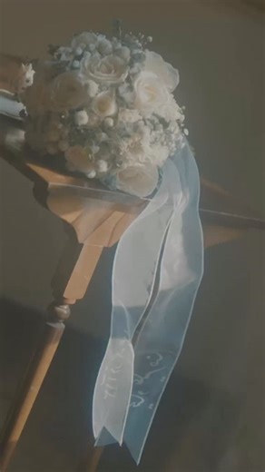 Hana Studio on Instagram‎: "روایتِ سامانِ عشق در قابِ سینماییِ ما.✨🎬 . . آهنگ "بی تو به سامان نرسم" از علیرضا قربانی، تمامِ حرف دل ما بود. در حنا استودیو، ما لحظات شما را با لطیف‌ترین نگاه ثبت می‌کنیم تا آرامش و زیبایی عشقتان برای همیشه ماندگار شود. 💌 اگر دلتان برای این حس لرزید، برای روز زیبای خودتان به ما پیام بدید . . . #تدوین_سینمایی #HANAstudio #کلیپ_عروسی_خاص #فیلمبرداری_عروسی #علیرضا_قربانی #بی_تو_به_سامان_نرسم #عروس_داماد #آتلیه_عروس #عاشقانه_دلنشین #ریلز_وایرال"‎