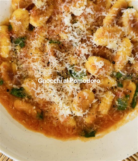 Sorry alla italienare 💔 Gnocchi al Pomodoro 2 portioner Ingredienser Gnocchi 325 g mjölig potatis (t.ex. King Edward) 1 stor äggula 50–75 g vetemjöl Salt Neutral olja till stekning Tomatsås 400 g mogna tomater av hög kvalitet, urkärnade och rivna (skalen kasseras) 1 stor vitlöksklyfta, finriven Färska basilikablad Rödvinsvinäger, efter smak Salt, efter smak Servering Extra jungfruolivolja Finriven parmesan Tillagning Gnocchi Sätt ugnen på 180°C varmluft. Picka potatisarna med en gaffel. Täck en