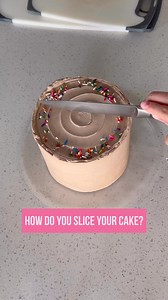 Which way do you like ?! #cakedecorating #cakedesign #cakevideo #caketrends #caketutorial #piping #buttercreamcake #buttercream #treatsbytay #dripcake #birthdaycake #birthdaycakeideas #cakesoffacebook #Cake #buttercreampiping #reelsviral #momlife #homebaker #working-mom #letsbake #cake #cakereel | Treats by Tay