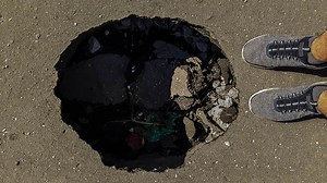 家中牆面竟藏神祕洞穴 撬開挖出驚人物品秒報警 - 搜奇