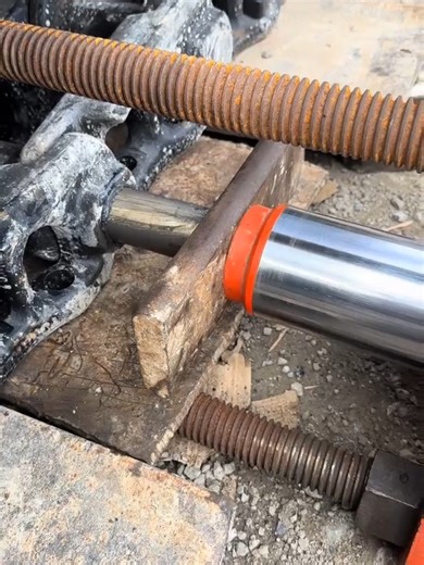 Caterpillar Demounting Machine Chain Press