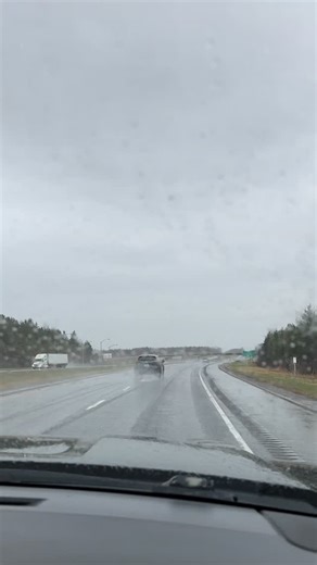 On a été un peu plus discrets cette année…Mais jamais à l’arrêt. Déménagement de la shop, nouveau matériel d’impression, ajout de la couture, plein d’apprentissage,volume de commandes à la hausse et surtout une grosse réflexion sur l’avenir. On travaille à bâtir une business à échelle humaine,enracinée au Québec et alignée avec nos valeurs. Aujourd’hui, on est mieux installés, plus en contrôle…et prêts à être beaucoup plus présents sur les réseaux sociaux! Merci à nos blondes qui acceptent nos h