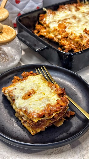 Pyszna i sycąca lasagna z sosem bolońskim przekładana sosem beszamelowym i żółtym serem. To propozycja idealna na rodzinny obiad,weekend, czy tez na codzień. Sos boloński: ✅1 cebula ✅2 ząbki czosnku ✅ok. 700 gram mięsa mielonego ✅700g. passaty pomidorowej ✅2 marchewki ✅sol,pieprz,oregano,słodka papryka,ostra papryka, cukier ✅olej do smażenia ✅makaron do lasagne ✅150g. sera żółtego 📌na patelni podsmażam 1 duża cebule pokrojona w kostkę, gdy cebula się zeszkli dodaje 700g. mięsa mieloneg
