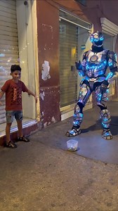 Hago el baile del robot con este personaje | Thiaguiño