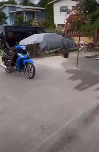 HOLDD 😂😂😭 #fyppppppppppppppppppppppp #carribeantiktok🇹🇹🇸🇷🇰🇳🇱🇨🇻🇨🇯🇲🇬🇾🇨🇦🇦🇬 #goviral #guyanesetiktok🇬🇾