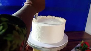 how to use Crisco white buttercream to cover and decorate cake. | Irresistiblecake/funnyv
