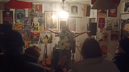 Merci à Sèbe et Roro pour leur punk gentil et bien ciselé. Merci à vous de votre soutien et de votre bonne humeur. Des bisous. Peace | Le petit café de Rezé