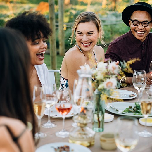 披露宴の歓談中に流す曲はどう選ぶ？オススメの曲は？ ｜ 結婚ラジオ ｜ 結婚スタイルマガジン