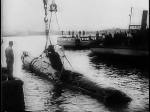 Japanese midget submarines attack Sydney Harbor
