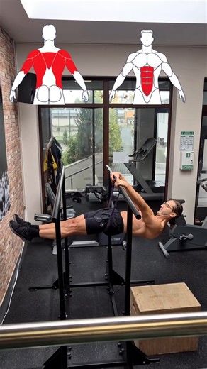 Obserwuj @adrian_trenuje! Front lever i muscle up po pewnym czasie wydają się łatwe, ale połączenie front lever i muscle up w combo nie jest już takie łatwe, zwłaszcza kiedy ten muscle up jest siłowy. Takie elementy osiągam poprzez ćwiczenia z gumą. Na potrzebę tej rolki użyłem grubej gumy i starałem się trzymać proste łokcie w pełnym froncie, także ciało z możliwie najlepszej formie, równolegle do ziemi. Generalnie chodzi o to, żeby odciążenie przy użyciu gumy było coraz lżejsze, a na końcu ma 