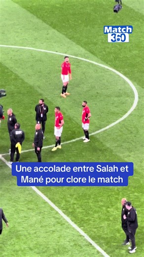 Une accolade entre Salah et Mané pour clore le match. #Salah #Mané #Respect #FairPlay #FootballAfricain