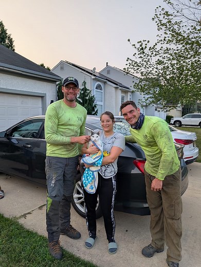 Monday's end of the day cat-in-a-tree rescue - just before dark. We teamed up with Righteous Care Rescue, Inc. and Joe DiSilvestro effortlessly rescued Rome after the neighbor's dogs scared him up that tree 😻 Cat-in-a-tree rescues are always FREE with Tesla Tree Service 🫶 | Tesla Tree Service