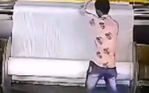 工人违规操作被卷成面条
