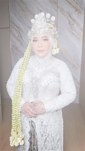 TESYA ALVIONITA MUA on Instagram: "Bride @salmadikparaoktoverina ✨ For @ayungberinda’s team Attire @ayungberindacatalog Hijabdo @agungrii.hairdo Organizer @fixedwedding Upacara adat @intendewangga.official Powder & foundation @muaqid @chanelofficial Eyelied veil @haquhara @bioderma_indonesia Highlight @dior Compact powder @maccosmeticsid Setting spray @charlottetilbury FOR MORE INFO 0877-3800-3997 (WHATSAPP) _____________ ______________________________ #makeuptesyamua #makeupartisbandung #perias