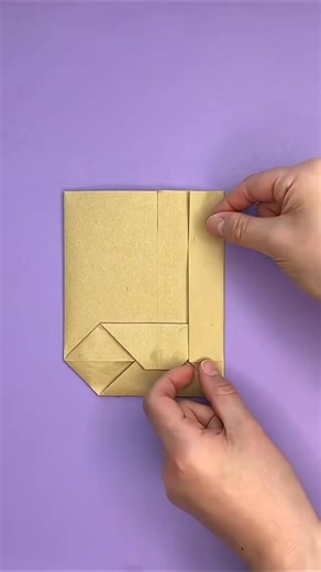 Así de fácil puedes realizar tus bolsas de regalo, con papel kraf o un poco más resistente con cartulinas. #BolsaDeRegalo #manualidadescreativas #detallespersonalizados | Manos Creativas