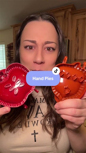 🍂🥧 Baking just got SO much cuter! These adorable fall-themed hand pie molds make it easy to create bakery-worthy treats right at home. Perfect for apple pies, pumpkin filling, or even savory snacks. Just fill, press, and bake — fun for kids, parties, or cozy family baking days! #FallBaking #HandPies #BakingMadeEasy #FallTreats #MomHack