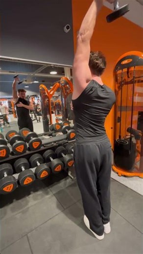 Extension triceps overhead debout haltères unilatérale