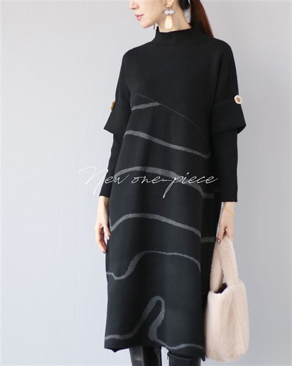 Vieo /通販サイト レディースファッション on Instagram: "新作紹介 曲線の美しさで 品よく魅せるニットワンピース . 本日は撮影途中、帰宅するスタッフのいい声での挨拶が入りつつ、 面白かったので、あえてそのまま流してしまいました笑 いつも楽しく撮影させていただいてます♡ . e03486ps . 9790円（税込） . #vieo #ニット #ニットワンピース #アラフィフコーデ #アラフィフファッション"