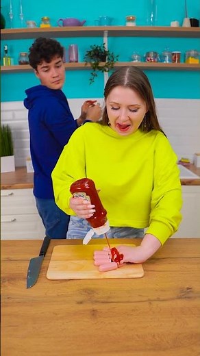 تبديل النقانق ينتهي بشكل خاطئ! 🌭😂 #مزحة #مضحك